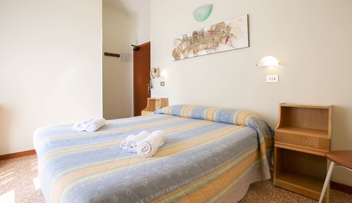 Habitación estándar con 1 cama doble o 2 individuales