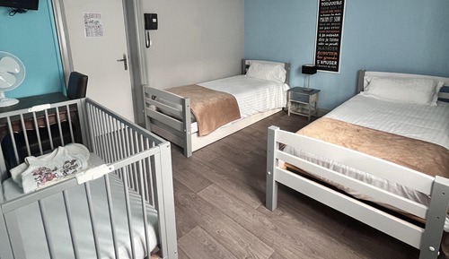 Habitación básica con 2 camas individuales
