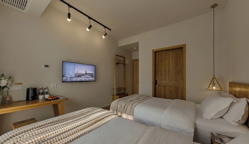 Habitación con 2 camas individuales, balcón