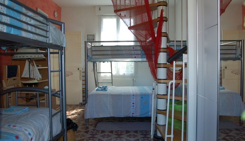 Habitación familiar con 1 cama doble o 2 individuales, varias camas, no fumadores, vistas al patio
