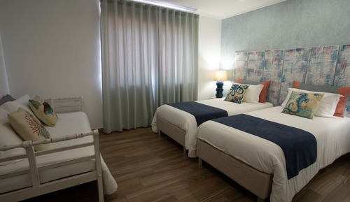 Habitación familiar con 1 cama doble o 2 individuales, baño privado