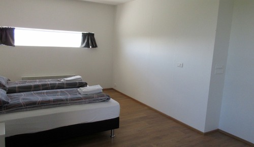 Habitación con 1 cama doble o 2 individuales, baño compartido, vistas a la montaña