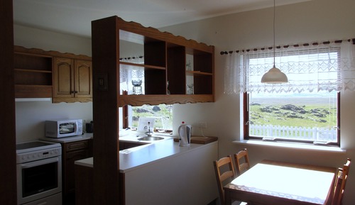 Habitación con 2 camas individuales, baño compartido
