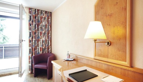 Habitación superior con 2 camas individuales, balcón