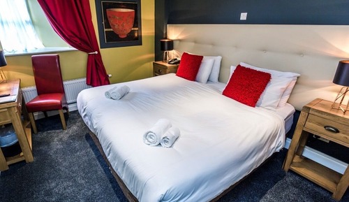 Habitación clásica con 1 cama doble o 2 individuales, baño privado