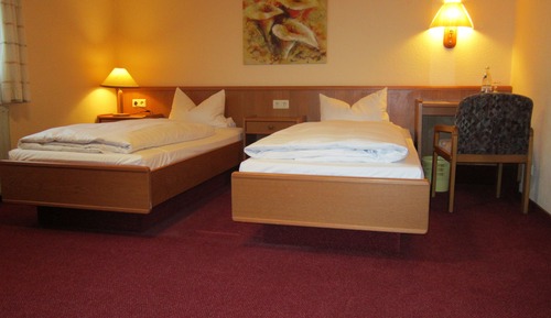 Habitación básica con 2 camas individuales