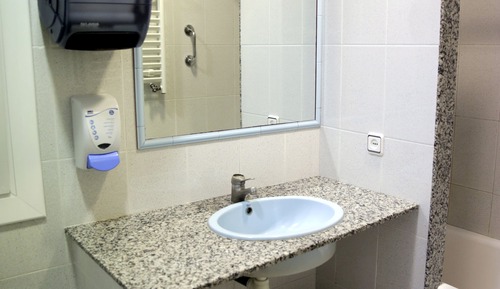 Habitación con 2 camas individuales, baño compartido