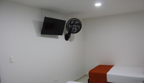 Habitación básica con 2 camas individuales, 2 camas individuales