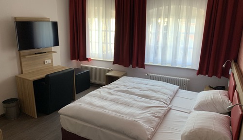 Habitación básica con 1 cama doble o 2 individuales