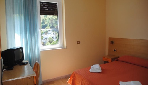 Habitación con 1 cama doble o 2 individuales, vistas a la montaña