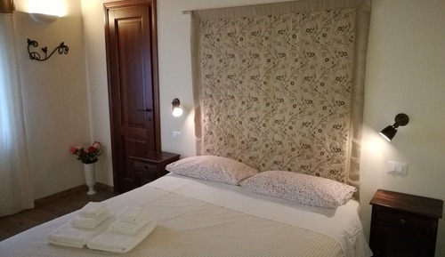 Habitación Confort doble, 1 cama de matrimonio, baño privado, vistas al jardín