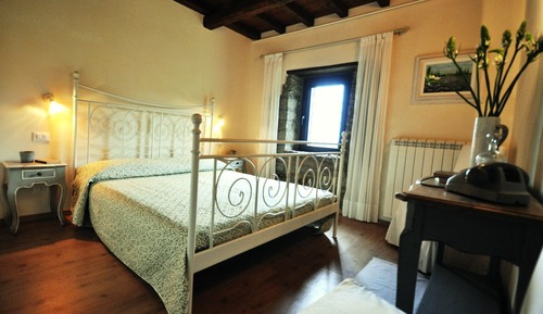 Habitación romántica doble, 1 cama de matrimonio, baño privado, vistas al jardín