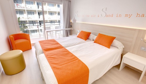 Habitación con 1 cama doble o 2 individuales, balcón