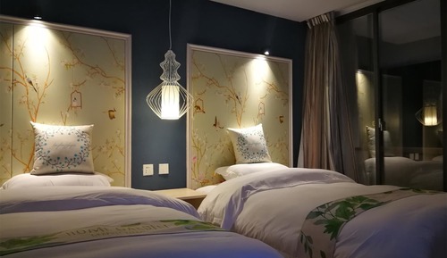 Habitación superior con 2 camas individuales, balcón