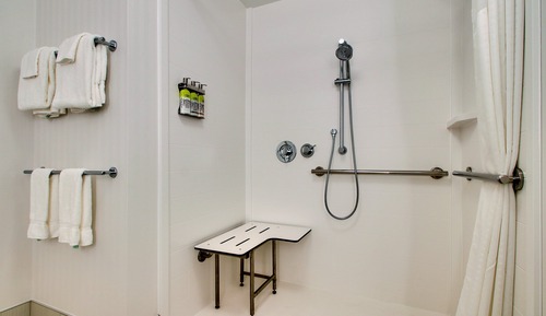 Suite, 2 camas de matrimonio (Comm & Mobil, Roll-In Shower)