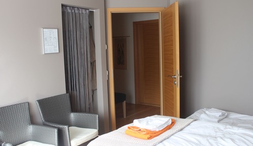 Habitación básica con 1 cama doble o 2 individuales, baño compartido