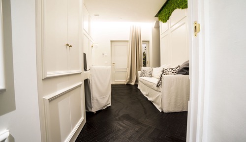 Suite de diseño, 1 cama de matrimonio grande con sofá cama, baño privado, vistas al patio