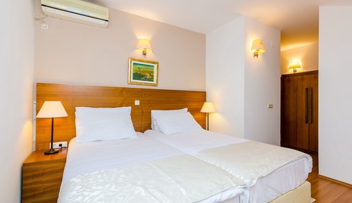 Habitación con 1 cama doble o 2 individuales, baño privado, vistas a la ciudad