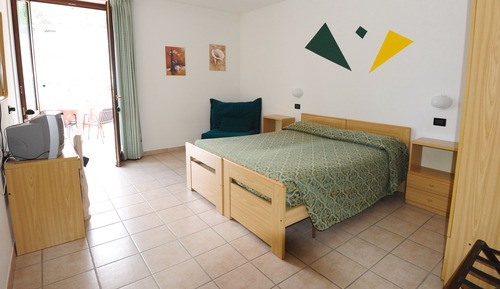 Habitación estándar con 1 cama doble o 2 individuales, balcón, vistas a la montaña