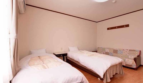 Habitación con 2 camas individuales, baño compartido (Private Toilet)