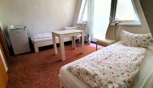 Habitación con 2 camas individuales, balcón, vistas al complejo turístico