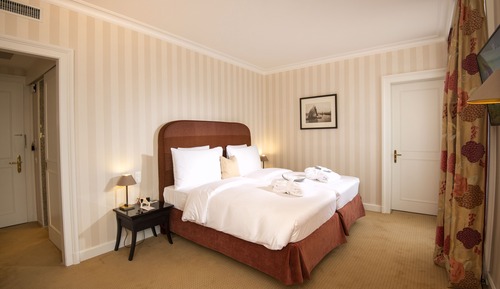 Habitación ejecutiva doble, 1 cama de matrimonio grande, vistas parciales al lago