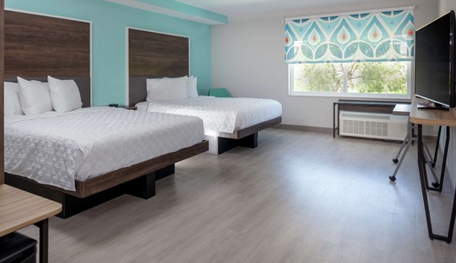 Habitación, 2 camas de matrimonio, accesible para personas con discapacidad (Roll-In Shower)