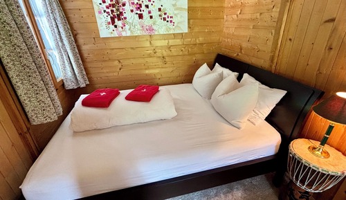 Chalet romántico, varias camas, vistas a la montaña, junto a la pista de esquí