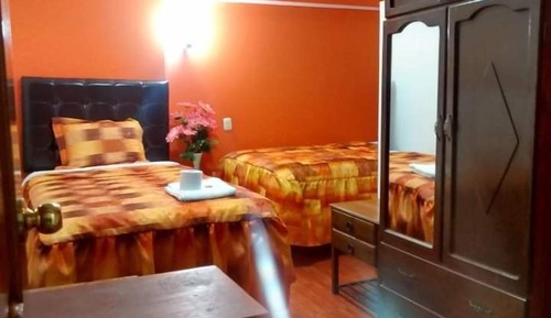Habitación básica con 2 camas individuales