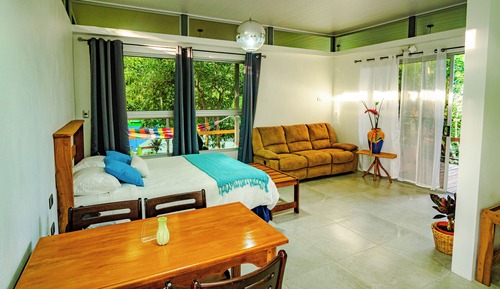 Bungalow familiar, 2 habitaciones, cocina básica, vistas al jardín
