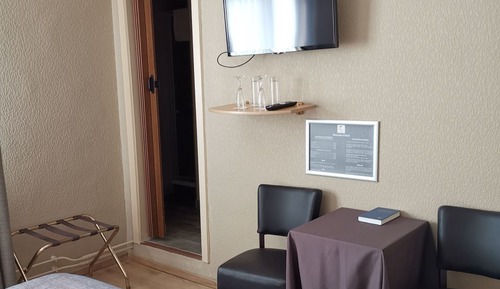 Habitación básica con 2 camas individuales