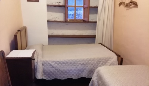 Habitación con 1 cama doble o 2 individuales, baño privado