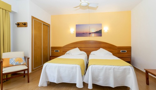 Habitación superior con 1 cama doble o 2 individuales
