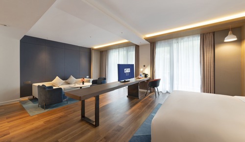 Suite, 1 cama de matrimonio grande, balcón (Additional Living Area)