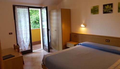 Habitación estándar con 1 cama doble o 2 individuales, vistas al lago