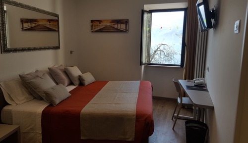 Habitación superior, 1 cama de matrimonio grande, vistas al jardín