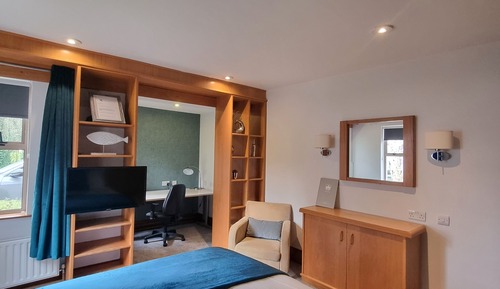 Habitación doble (One Bedroom in a Shared Apartment)