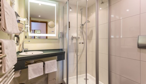 Habitación con 2 camas individuales, baño privado