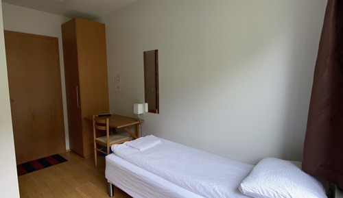 Habitación con 2 camas individuales (Private WC, shared shower)