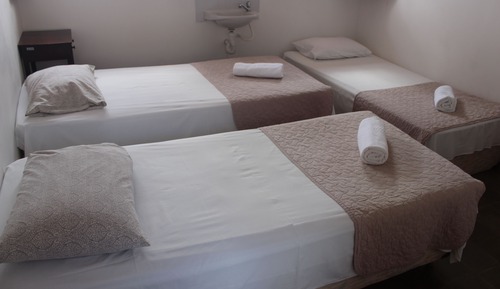 Habitación triple básica, 3 camas individuales, baño compartido