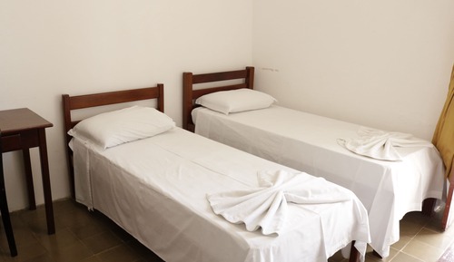 Habitación básica con 2 camas individuales, baño compartido