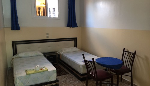 Habitación básica con 2 camas individuales