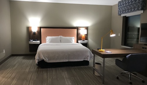 Estudio, 1 cama de matrimonio grande, frigorífico y microondas (Wet bar)