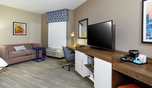 Habitación, 1 cama de matrimonio grande con sofá cama, frigorífico y microondas