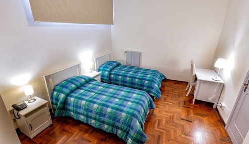 Habitación básica con 2 camas individuales, 2 camas individuales