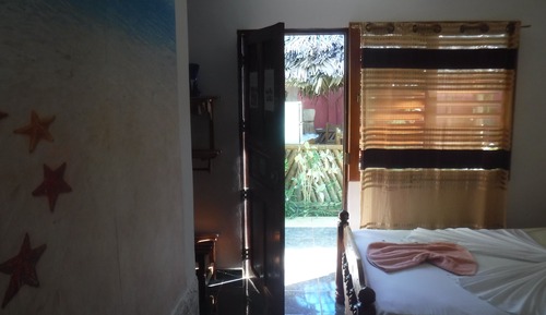 Habitación estándar doble, 2 camas dobles, baño privado, vistas al jardín