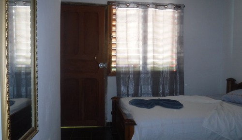 Habitación estándar doble, 2 camas dobles, baño privado, vistas al jardín