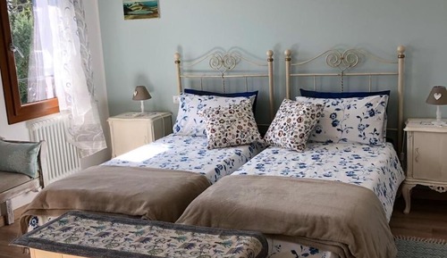 Habitación romántica con 2 camas individuales, vistas al río