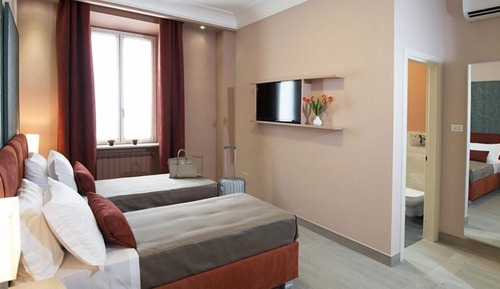 Habitación básica con 1 cama doble o 2 individuales, baño privado