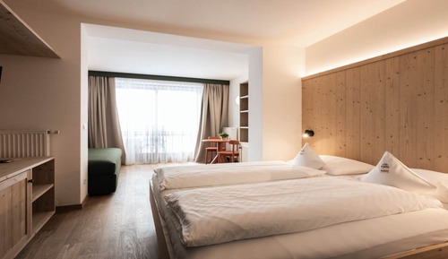 Habitación estándar doble, 1 cama de matrimonio, no fumadores, vistas a la montaña